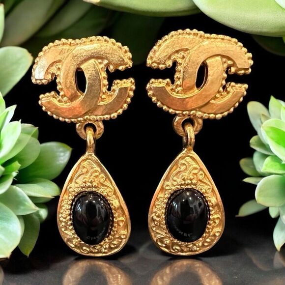 Chanel
Black Gripoix Glass and Gold Metal Grapevine CC Earrings - Picture 1 of 7